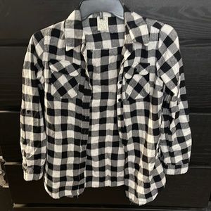 Women’s Black and white long sleeve button down flannel🖤